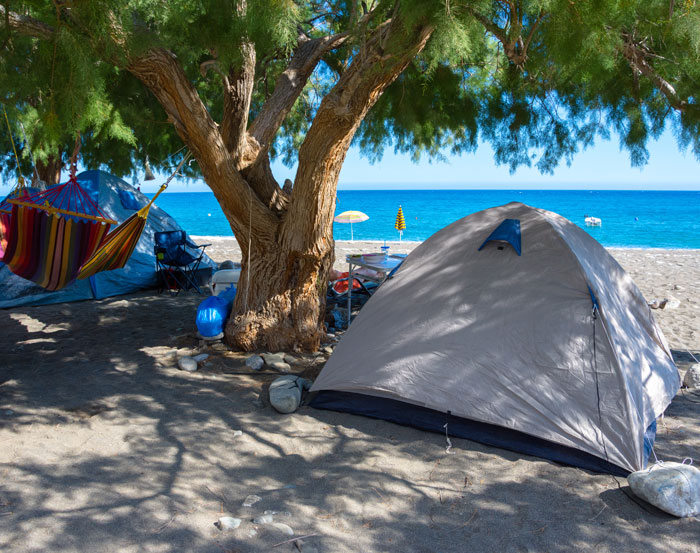 DANS UN CAMPING PRÈS DE LA MER